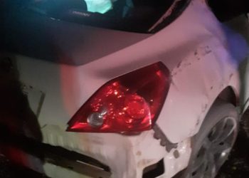 VUELCA SU AUTO Y SE FUGA; DEJA DOS LESIONADAS