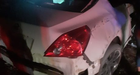 Vuelca su auto y se fuga; deja dos lesionadas