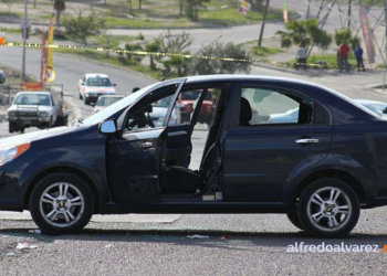 LO BALEAN A BORDO DE SU AUTO