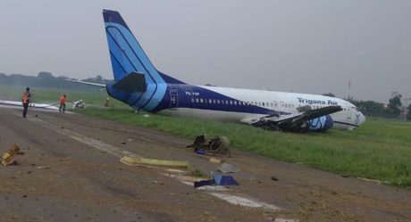 VIDEO: Avión aterriza de emergencia y se sale de la pista