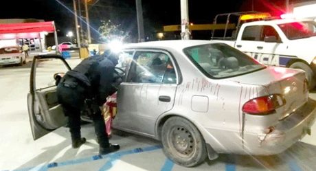 Balean a velador a bordo de su auto