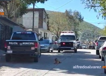 SUJETO A BORDO DE AUTO BALEA A JOVEN