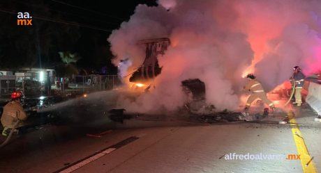 Muere calcinado conductor de tractocamión tras choque