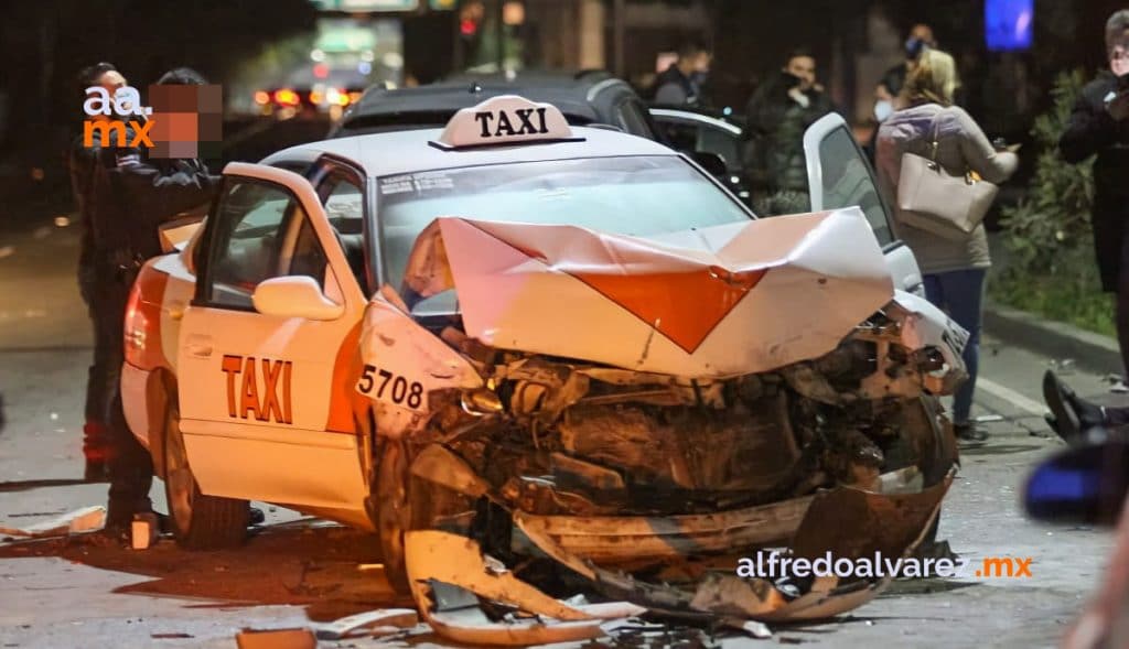 Taxi-no-respeta-distancia-y-choca-seis-autos