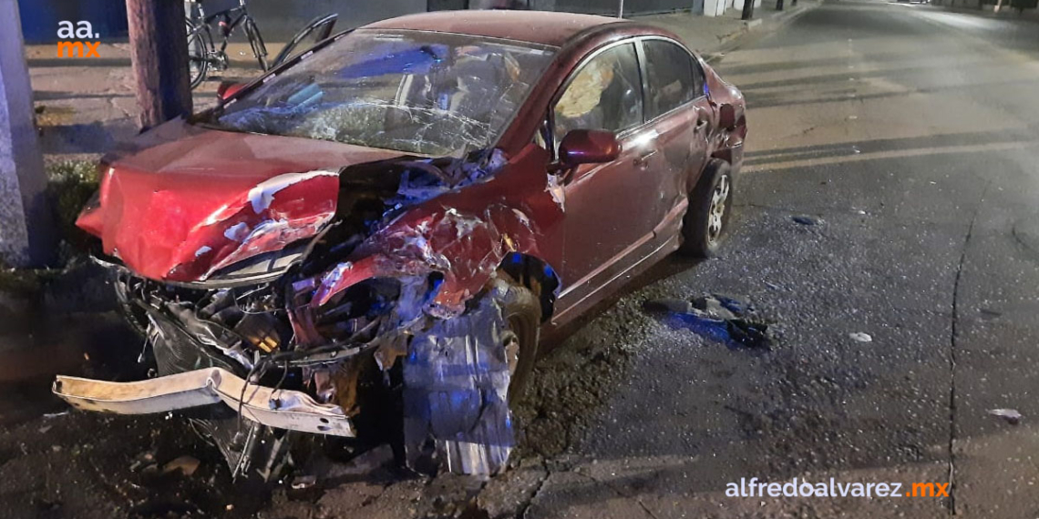 SE PASA EL SEMáFORO Y CHOCA AUTO DONDE VIAJABAN MENORES DE EDAD