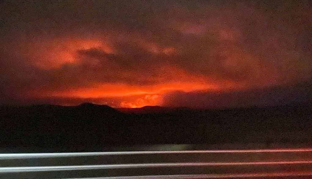 FOTOS-Volcán-entra-en-erupción-tiñe-de-rojo-el-cielo