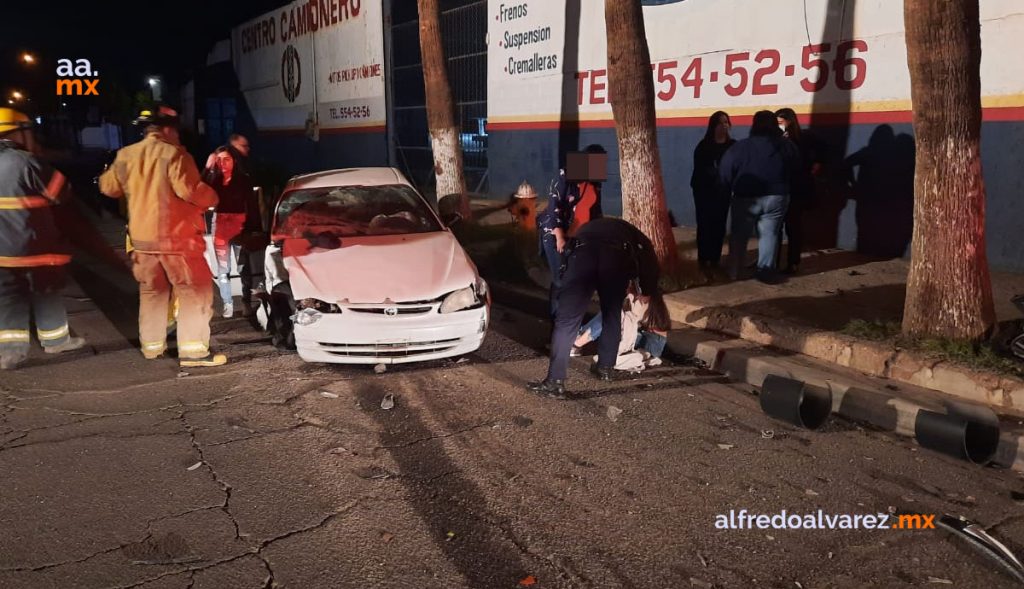 SE PASA EL SEMáFORO Y CHOCA AUTO DONDE VIAJABAN MENORES DE EDAD