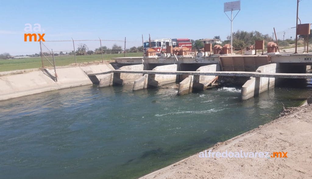 ENCUENTRAN CUERPO DE HOMBRE QUE CAYó A CANAL EN AUTO