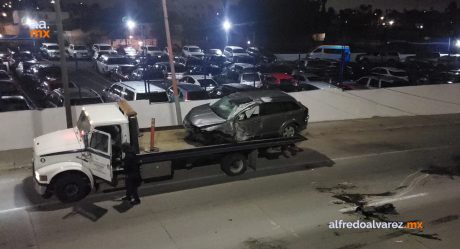 Maneja a exceso de velocidad y choca contra muro