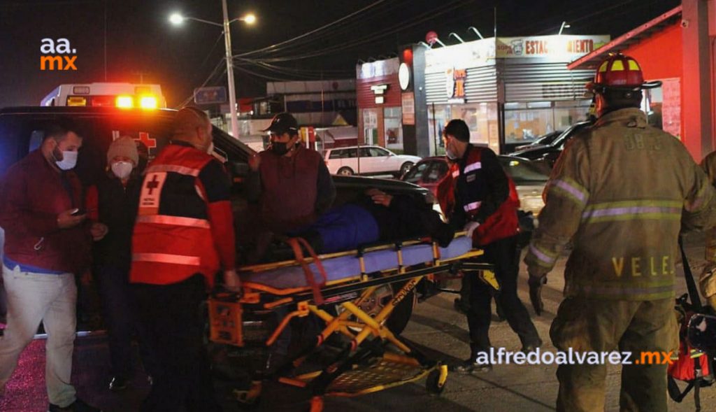 Pierde-el-control-de-su-auto-y-cae-a-canal-de-aguas-negras