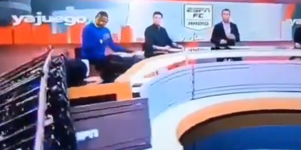 VIDEO: PANTALLA CAE SOBRE CONDUCTOR EN PLENO PROGRAMA