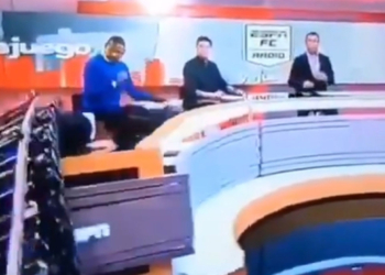 VIDEO: PANTALLA CAE SOBRE CONDUCTOR EN PLENO PROGRAMA