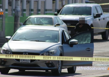 BALEAN A DOS A BORDO DE AUTO; UNO ES MENOR DE EDAD