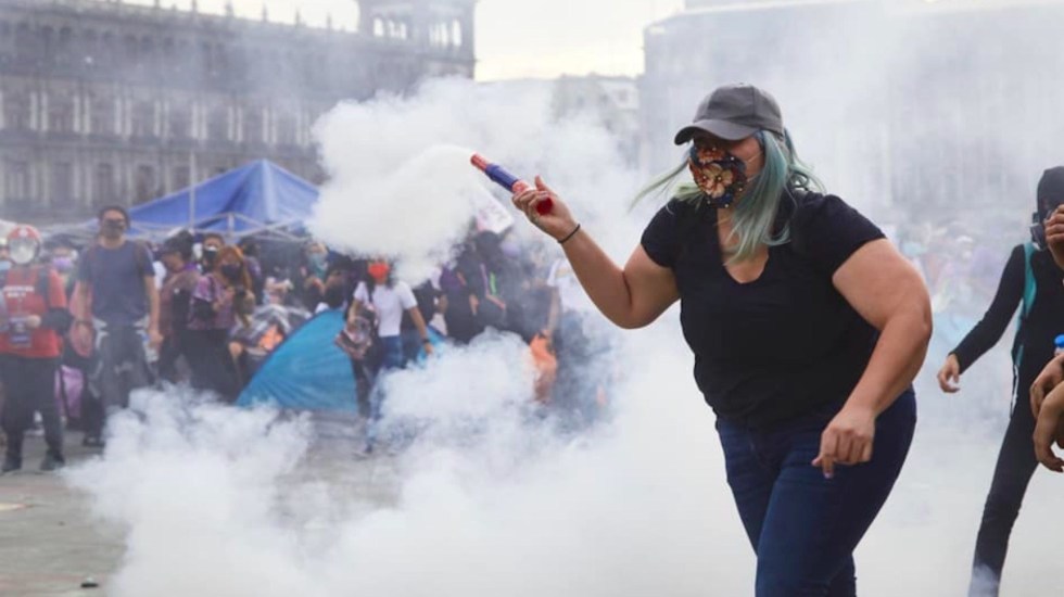 redes-se-rinden-ante-la-reinota-la-joven-que-devolvio-una-bomba-de-humo