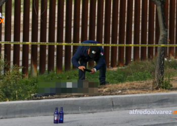 LO ASESINAN EN LA MALLA DIVISORIA DE EU Y MéXICO