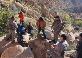 RESCATAN A DOS JOVENCITOS MIGRANTES EN LA RUMOROSA