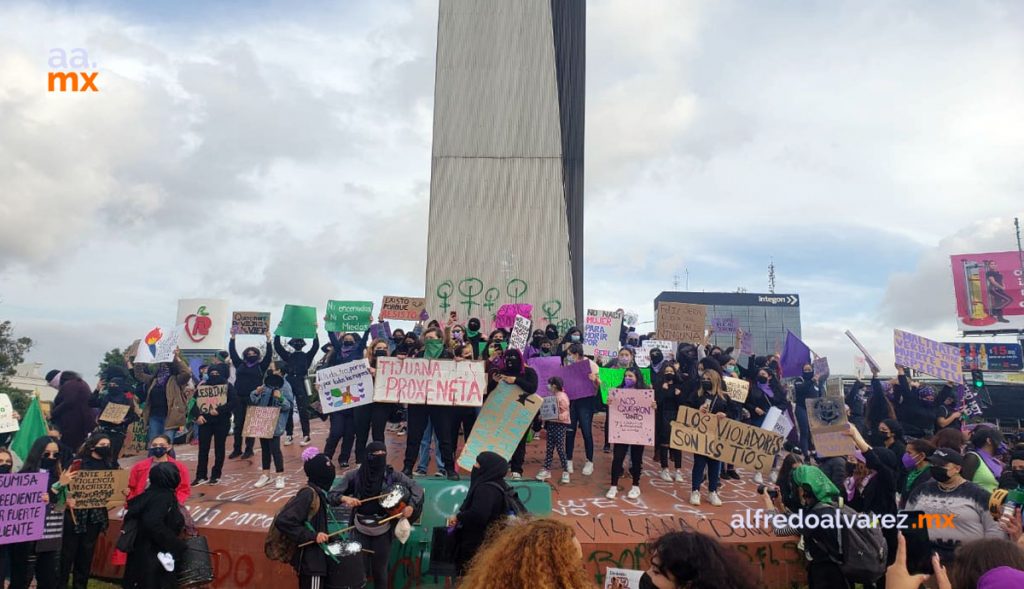 Mujeres-se-manifiestan-en-su-día-exigen-alto-a-feminicidios-y-justicia