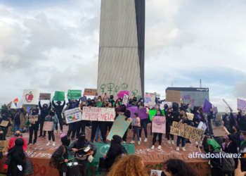 MUJERES SE MANIFIESTAN EN SU DíA; EXIGEN ALTO A FEMINICIDIOS Y JUSTICIA