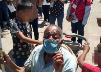 VIDEO: NIñOS VIVEN CON SU ABUELITO Y LO LLEVAN A VACUNAR EN CARRIOLA