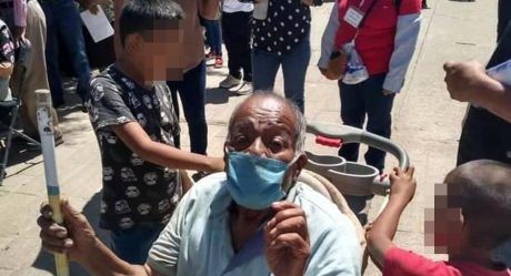 VIDEO: Niños viven con su abuelito y lo llevan a vacunar en carriola