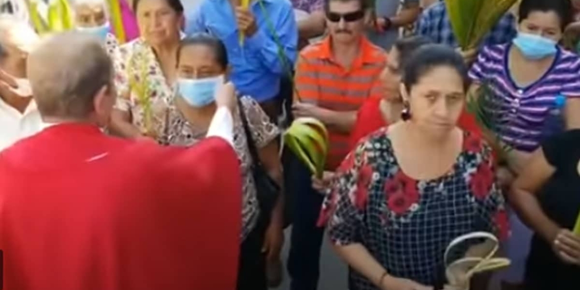 VIDEO: PADRE ARRANCA CUBREBOCAS A FELIGRESES; ES UNA 'BABOSADA'