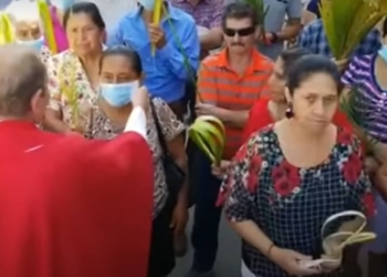 VIDEO: PADRE ARRANCA CUBREBOCAS A FELIGRESES; ES UNA 'BABOSADA'