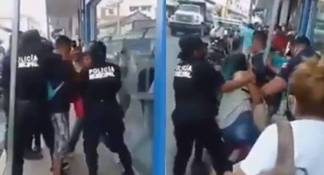 VIDEO: Policías agreden a pareja por no usar cubrebocas; los destituyen