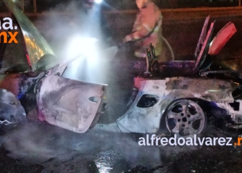 ARDE PORSCHE TRAS CHOCAR CON UNA BANQUETA