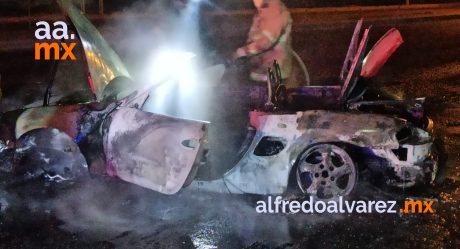 Arde Porsche tras chocar con una banqueta