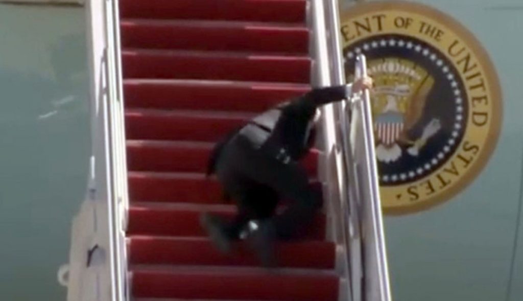 VIDEO-Biden-se-cae-al-subir-las-escaleras-de-avión-presidencial