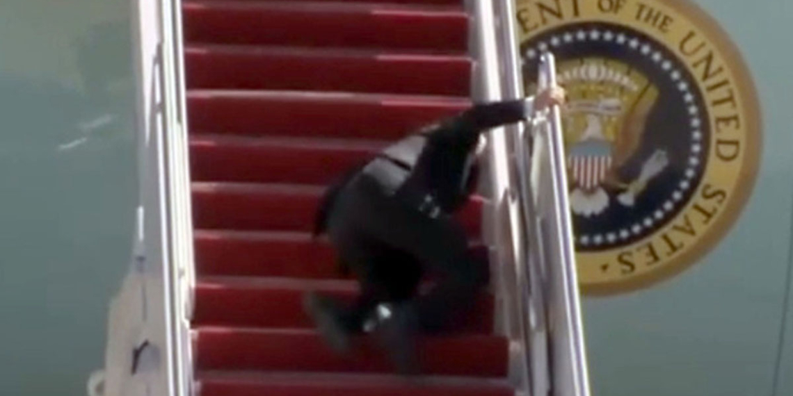 VIDEO: BIDEN SE CAE AL SUBIR LAS ESCALERAS DE AVIóN PRESIDENCIAL