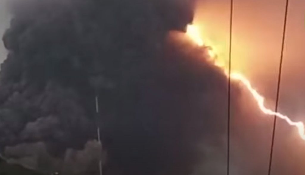 VIDEO-Rayo-cae-sobre-volcán-en-plena-erupción