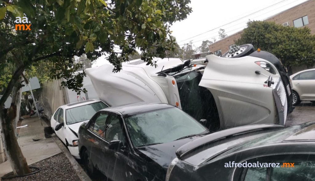 Vuelca-tráiler-y-dos-autos-no-hay-heridos