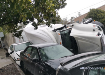 VUELCA TRáILER Y DOS AUTOS; NO HAY HERIDOS