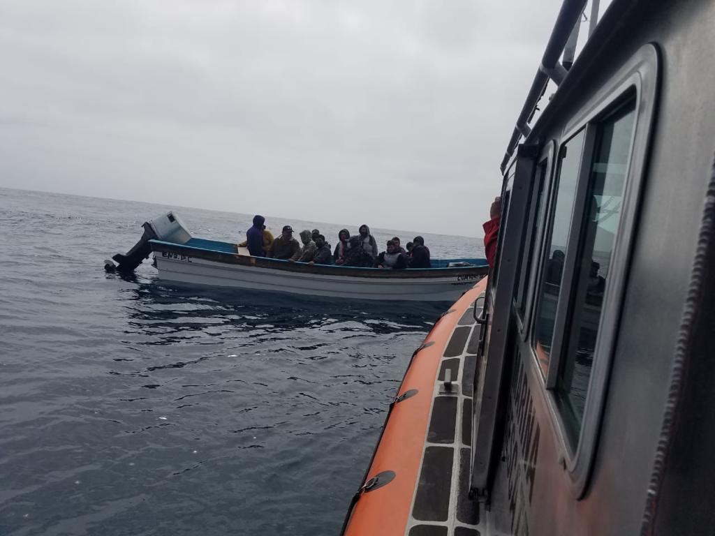 rescatan-a-13-personas-de-embarcacion-a-la-deriva