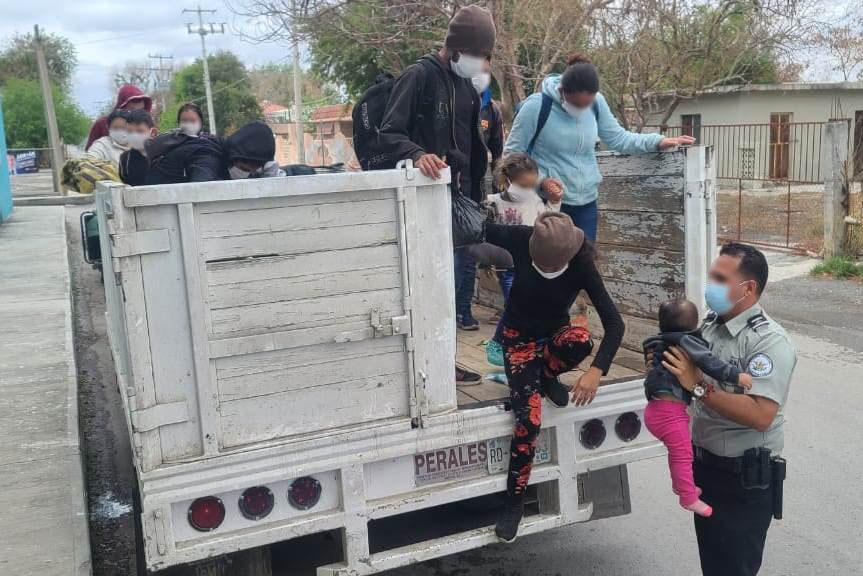 HALLAN DECENAS DE MIGRANTES HACINADOS EN CAMIóN, ENTRE ELLOS MENORES