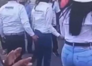 CANDIDATO A GOBERNADOR MANOSEANDO A MUJER Y LO GRABAN