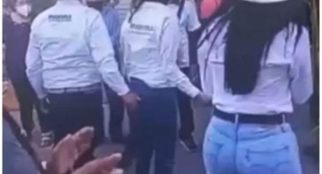 Candidato a gobernador manoseando a mujer y lo graban