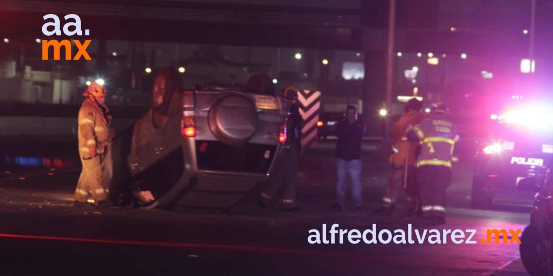 POLICíA VUELCA EN SU AUTO AL SALIR DE TURNO