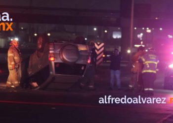 POLICíA VUELCA EN SU AUTO AL SALIR DE TURNO