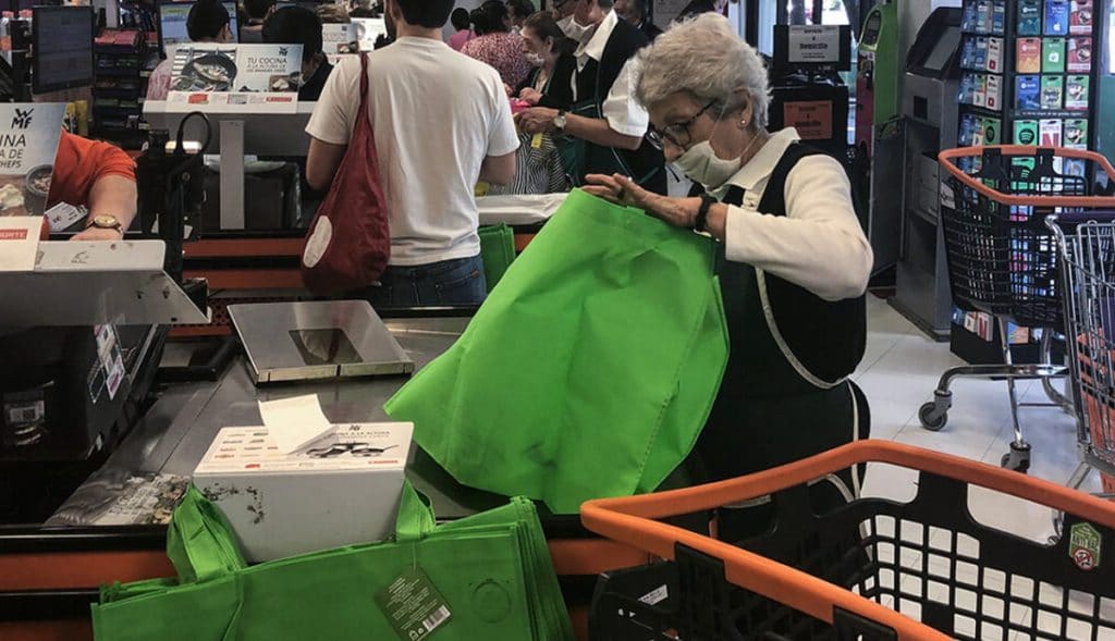 Abuelitos-vacunados-empacarán-voluntariamente-en-supermercados