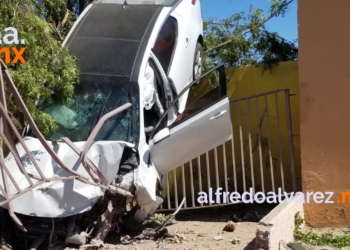 PIERDE EL CONTROL DE SU AUTO Y TERMINA EN EL CERCO DE UNA CASA