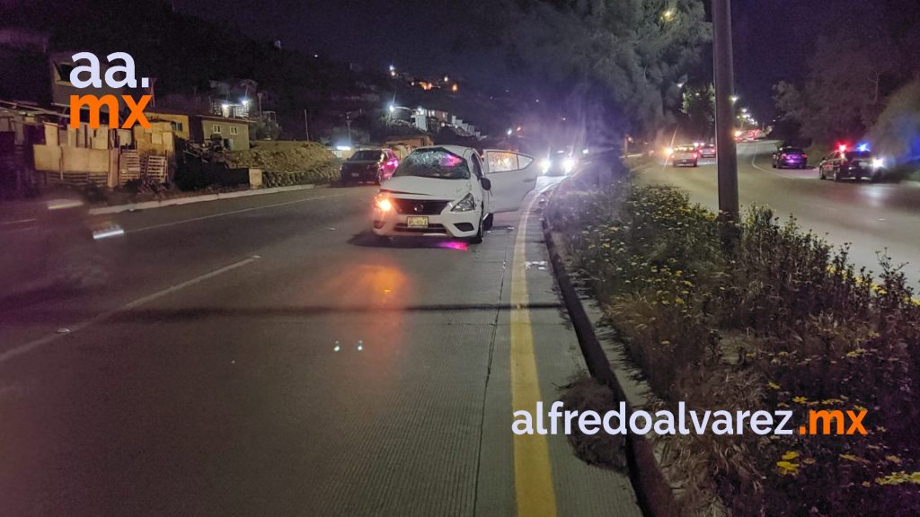 CHOCA AUTO AL CAMBIAR DE CARRIL