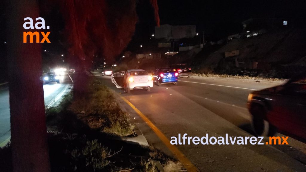 CHOCA AUTO AL CAMBIAR DE CARRIL