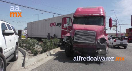 Chofer de tráiler se desmaya y choca con siete vehículos