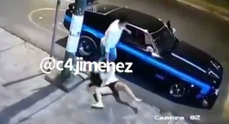 VIDEO: Golpea a mujer y la sube arrastrando a su auto