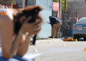 LO ACRIBILLAN FRENTE A SU CASA