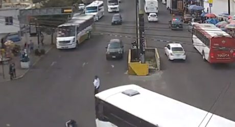 VIDEO: Autobús atropella a policía en crucero