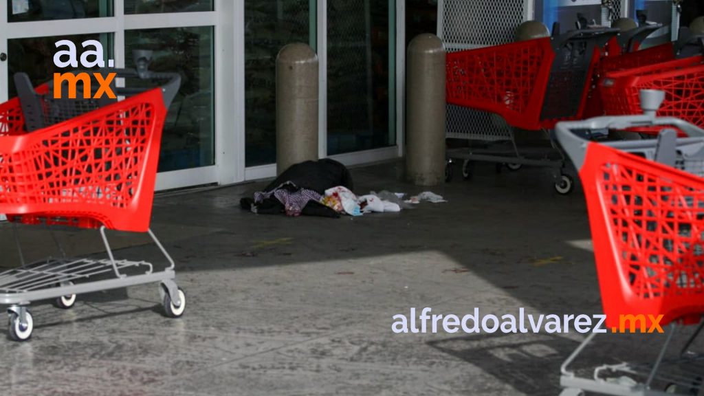 BALEAN A HOMBRE EN ESTACIONAMIENTO DE SUPERMERCADO