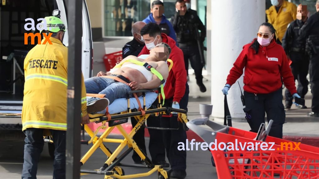 BALEAN A HOMBRE EN ESTACIONAMIENTO DE SUPERMERCADO